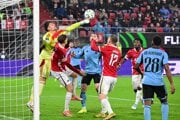 Brankár Slovana Dominik Takáč zasahuje v zápase proti Alkmaaru.