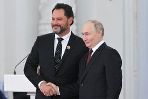 Ildar Abdrazakov na snímke s ruským prezidentom Vladimirom Putinom v júni 2024.