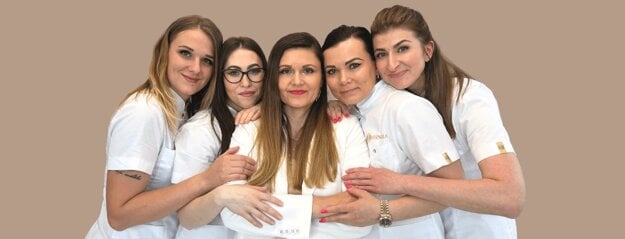 Henrieta Martinková, expertka na prírodnú kozmetiku a zakladateľka Henima Salónu, so svojím tímom beauty odborníčok. (zdroj: Henima)