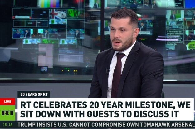 Richard Glück v rozhovore v moskovskej centrále ruskej štátnej televízie RT. (zdroj: Reprofoto/RT)