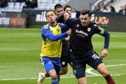 Zľava Kai Brosnan (Michalovce) a Taras Kacharaba (DAC) v zápase 12. kola futbalovej Niké ligy MFK Zemplín Michalovce - FC DAC 1904 Dunajská.