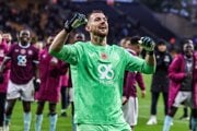 Martin Dúbravka sa teší so svojimi spoluhráčmi z tímu Burnley FC.