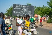 Podporovatelia opozičného prezidentského kandidáta Issu Tchiromu protestujú v uliciach mesta Garoua.