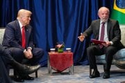 Brazílsky prezident Luiz Inácio Lula da Silva a americký prezident Donald Trump v Kuala Lumpur.