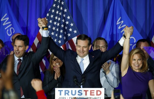 Cruz so štábom oslavujú víťazstvo vo wisconsinských primárkach.