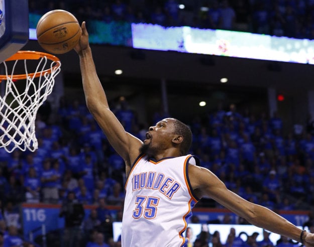 Kevin Durant v šiestom zápase série zaznamenal tridsaťsedem bodov.