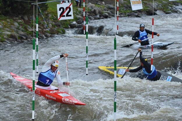 Na snímke slovenská hliadka 3xC1 v zložení, zľava Michal Martikán, Alexander Slafkovský a Matej Beňuš získala zlato na ME.