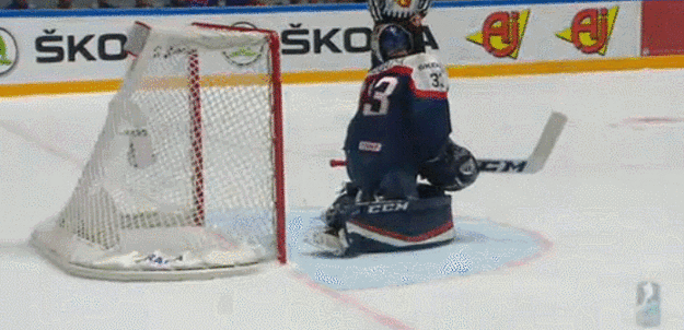 Morgan Rielly strieľa otvárací gól zápasu.