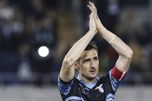 Miroslav Klose naposledy ďakuje tifosi Lazia Rím.