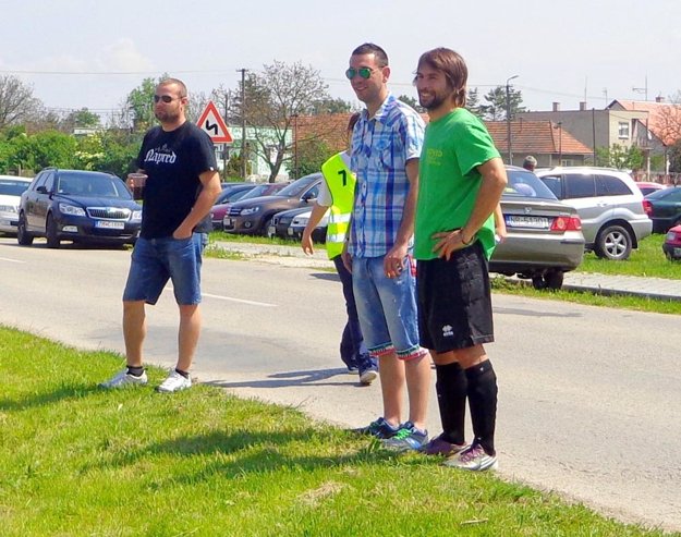Bývalých spoluhráčov prišiel povzbudiť aj Tomáš Herc (v okuliaroch), ktorý hájil svätyňu Horného Ohaja celú jesennú časť. (zdroj: Ľuboš Modzga „Šuker“)