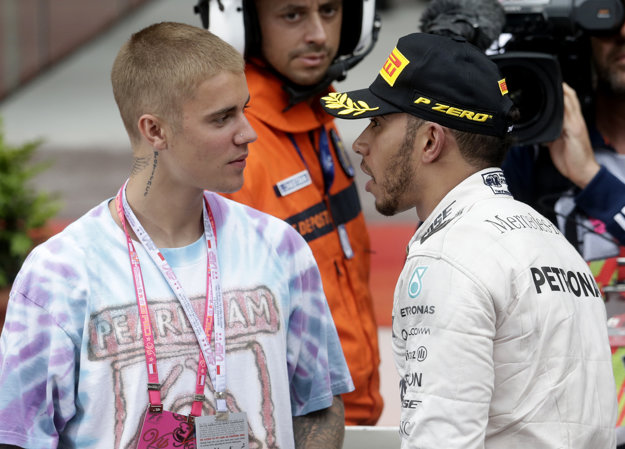 Hamiltonovi poblahoželal priamo v dejisku pretekov aj populárny kanadský spevák Justin Bieber (vľavo).