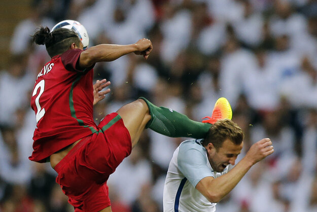 Portugalský stopér Bruno Alves (vľavo) za tento nevyberaný zákrok videl červenú kartu.