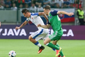 Na Mareka Hamšíka (vľavo) si dávajú súperi veľký pozor.
