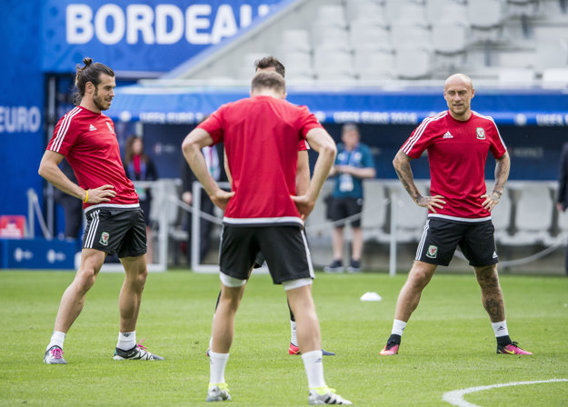 Na tréningu waleskej reprezentácie pútal najväčšiu pozornosť Gareth Bale (vľavo).
