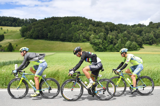 Peter Sagan (v strede) na trati tretej etapy podporovali aj tímoví kolegovia Maciej Bodnar (vľavo) a brat Juraj.