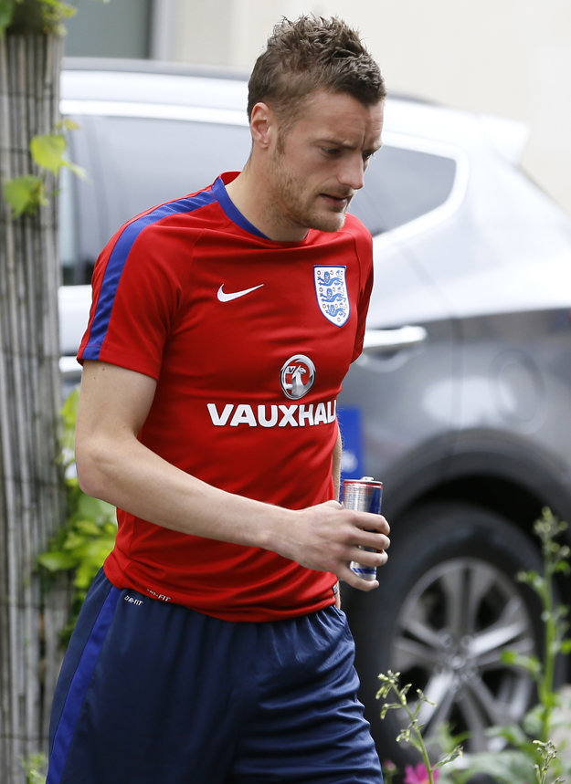 Jamie Vardy na ceste na tréning.
