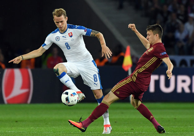 Ondreja Dudu (vľavo) sa pokúša odstaviť od lopty Rus Aleksandr Golovin.
