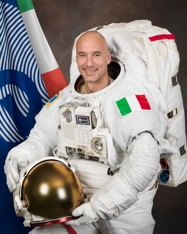 Taliansky kozmonaut rozhodne ponúkol svojim krajanom zo zelených trávnikov iný pohľad na život, respektíve krízové situácie.