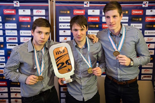 Na prelome rokov 2014 a 2015 dosiahli slovenskí hokejoví juniori skvelý úspech, keď na MS v kanade vybojovali bronzové medaily. Medzi kľúčové postavy tímu patrili Réway, Godla a Cehlárik (zľava-doprava)