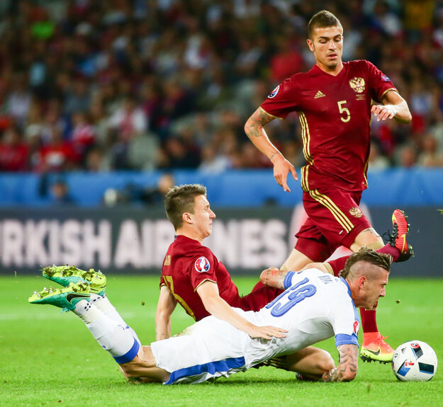 Kucka (na zemi) zvádzal s hráčmi Ruska tvrdé súboje.