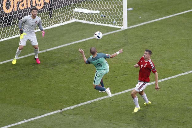 Pepe (v strede) sa snaží odkopnúť loptu do bezpečia pred brankárom Ruiom Patríciom.