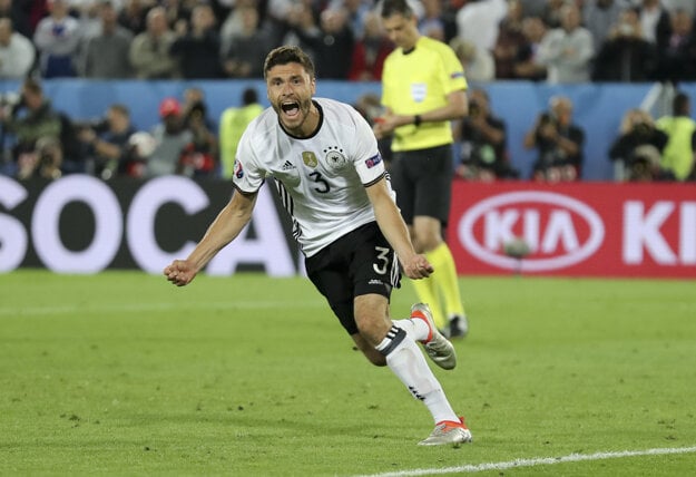 Nemecký obranca Jonas Hector premenil rozhodujúcu penaltu.