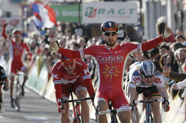 Nacer Bouhanni sa teší z víťazstva v štvrtej etape Paríž - Nice 2016.