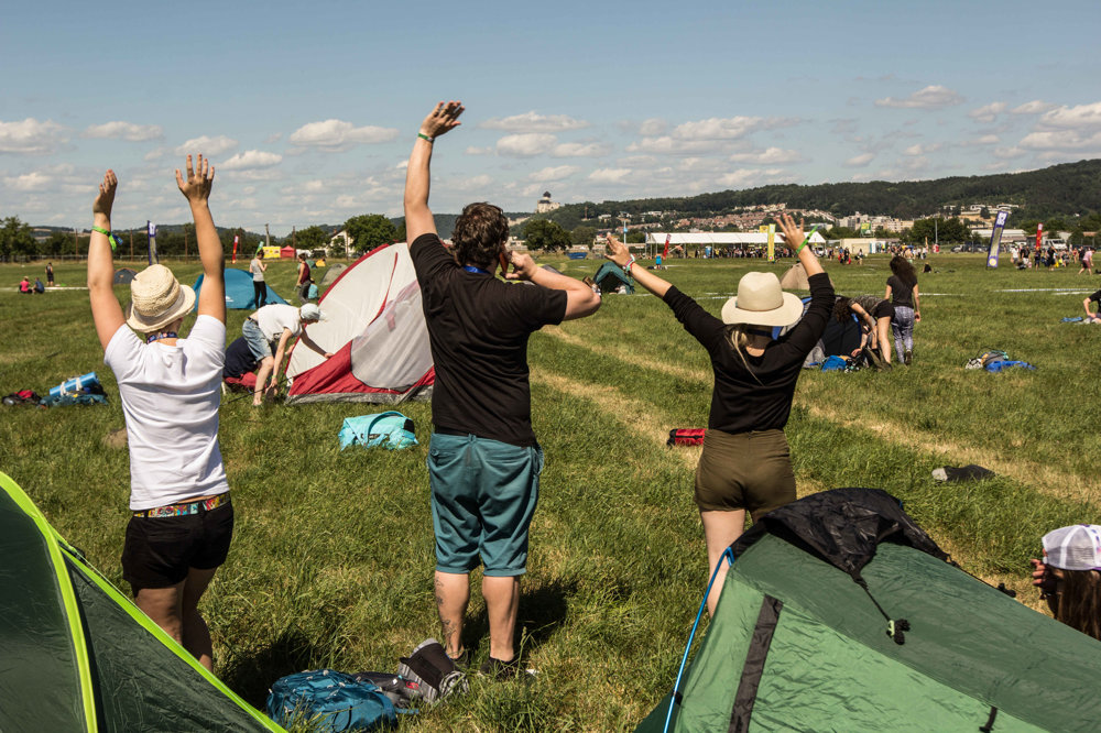 Príchod účastníkov na festival.