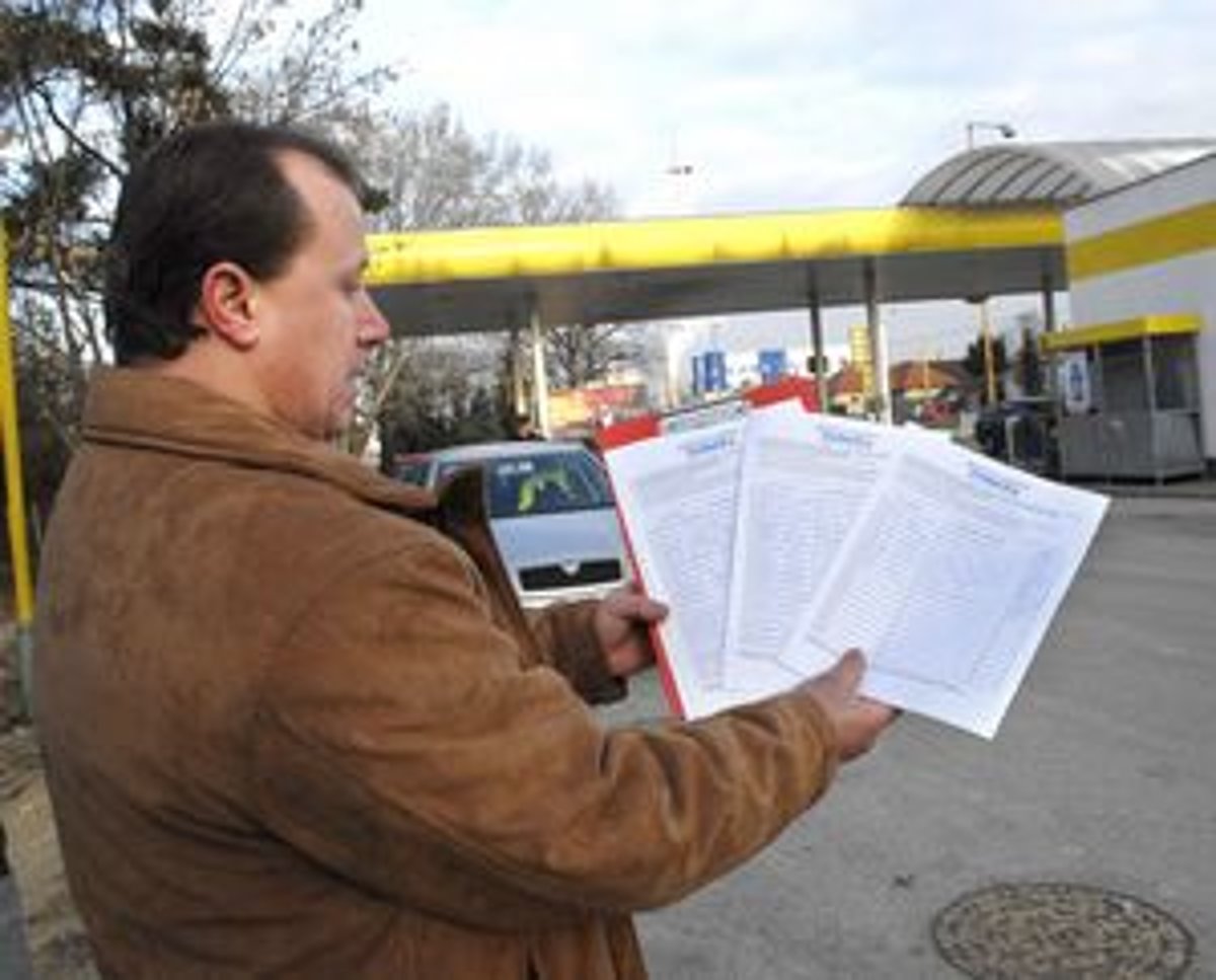 chaotický dievča fajčenie