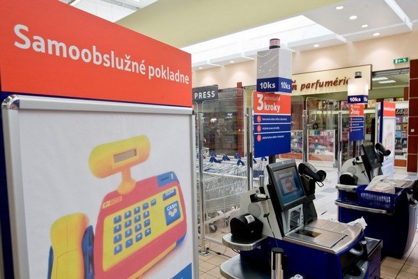Na samoobslužných pokladniciach v Tescu chýbali plomby, zistili to daňoví kontrolóri.