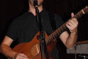 Hrdza. Kapelník, gitarista a spevák Slavo Gibarti.