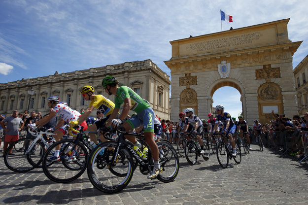 Aj do dnešnej etapy vyštartovali v žltom tričku Chris Froome a v zelenom Peter Sagan.