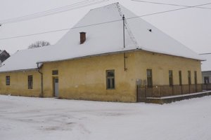 Celkový pohľad. Kúria má neobvykle vysokú strechu.