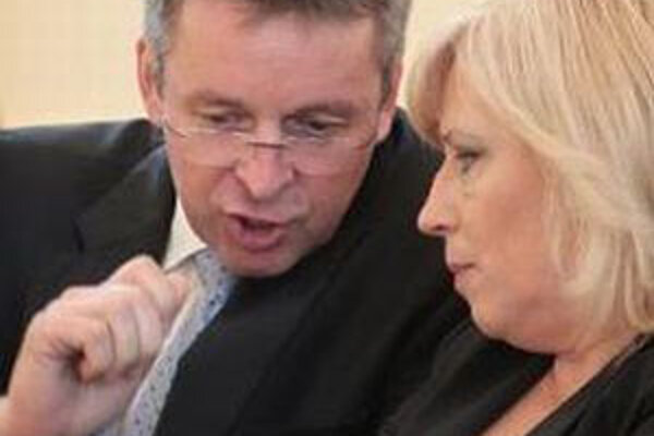 Rozpočet je na tom zle. Premiérka Radičová bude musieť viac počúvať rady ministra Mikloša.