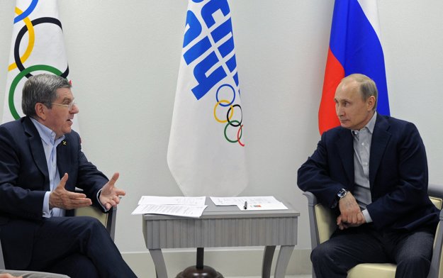 Prezident MOV Thomas Bach (vľavo) sľubuje najprísnejšie tresty. Na snímke debatuje s ruským prezidentom Vladimirom Putinom.