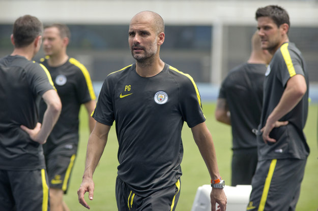Tréner Pep Guardiola (v strede) je známy svojim prísnym režimom.