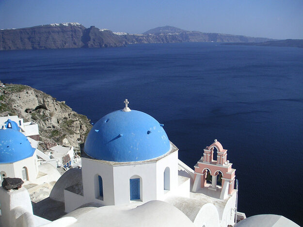 Santorini s typickými bielo-modrými domami
