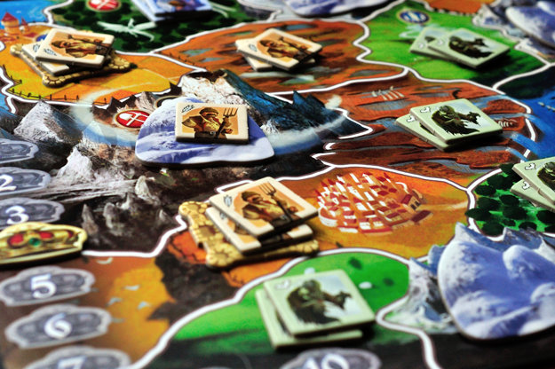 Smallworld je hra o získavaní a udržiavaní území a určite nie je pre výbušné povahy. Kombinácií rás a špeciálnych schopností je toľko, že sa hra tak rýchlo neomrzí.