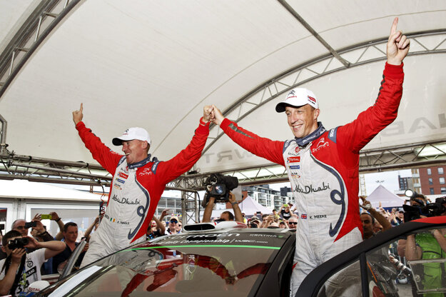 Kris Meeke (vpravo) oslavuje víťazstvo so svojim spolujazdcom Paulom Naglem.