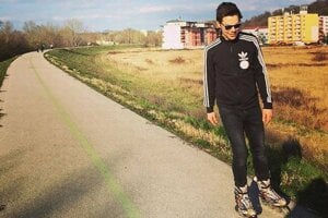 Adam Ďurica. „Vonku je fajnovo, treba si vyvetrať hlavu!“ odkázal fanúšikom na sociálnej sieti Adam Ďurica, ktorý sa v nedeľu s chuťou popreháňal na kolieskových korčuliach.