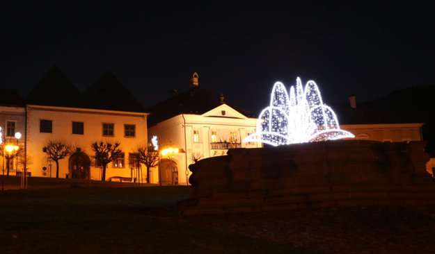 V pozadí Bellov dom a historická radnica.