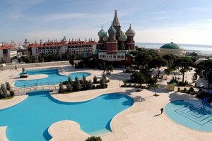 O klientov príde aj Palace hotel Kremeľ v tureckej Antalyi, ktorý bol postavený na mieru ruským turistom.