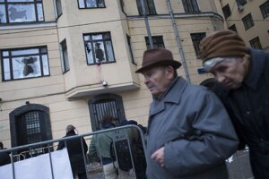 Rozbité okná na tureckej ambasáde.