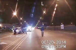 Advokát uviedol, že policajt dorazil na miesto činu 18 minút po tom, ako bolo nahlásené, že podozrivý muž nožom ohrozoval predajne a ničil policajné vozidlá.