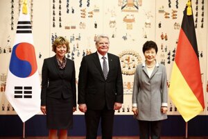 Nemecký prezident Joachim Gauck (v strede) a juhokórejská prezidentka Park Geun-hye (vpravo).