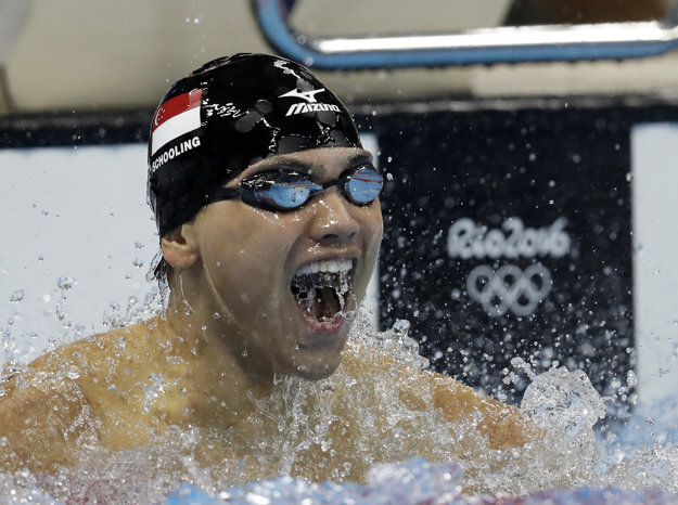 Singapurčan Joseph Schooling oslavuje zlatú olympijskú medailu. Je prvým kto dokázal v Riu obrať o zlato Michaela Phelpsa.