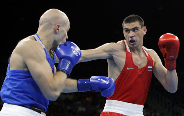 Jevgenij Tiščenko (v červenom) si svoje víťazstvo v hale neužil. Diváci ako aj špecializovaný portál venujúci sa boxu víťazstvo pripísali porazenému súperovi.