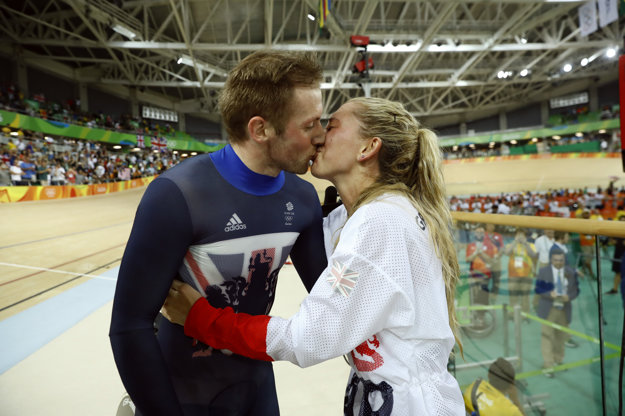 Medzi prvých gratulantov patrila snúbenica, tiež úspešná dráhová cyklistka.