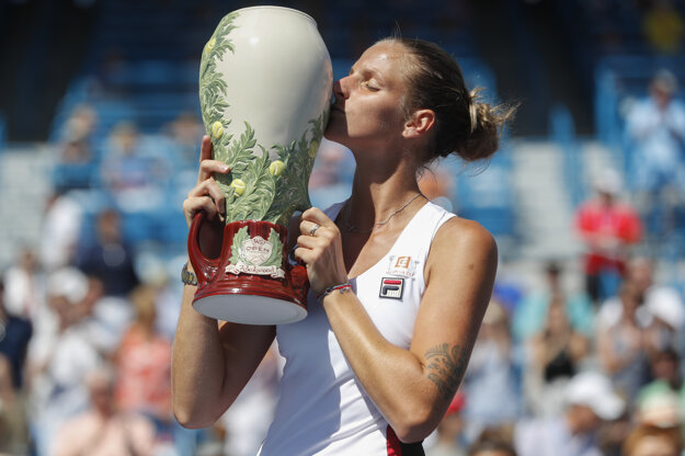 Plíšková pózuje s víťaznou trofejou.