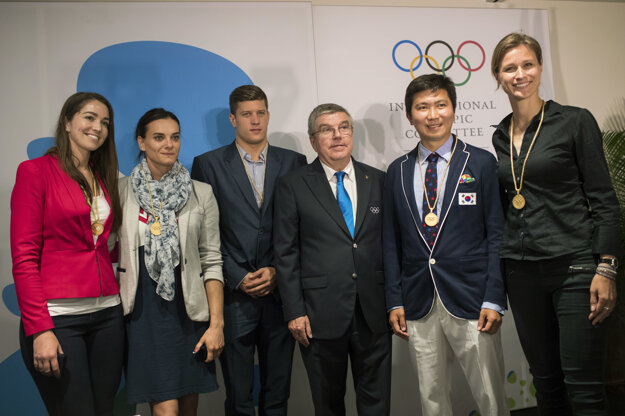 Zľava Sarah Walkerová, Jelena Isinbajevová, Daniel Gyurta, Thomas Bach, Rju Sung-min a Britta Heidemannová.